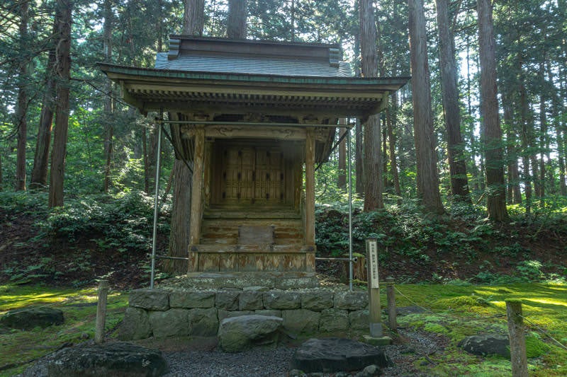 白山神社本社横に並ぶ別山社の写真