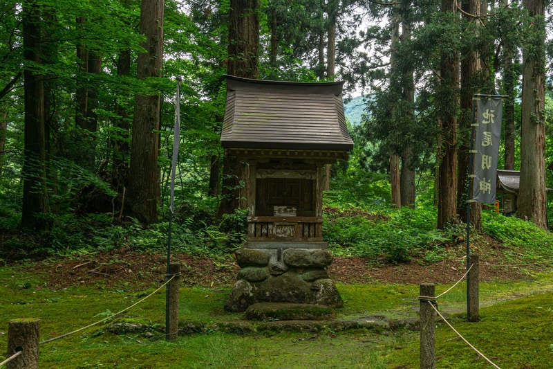 白山神社境内に建つ池尾明神のお社の写真