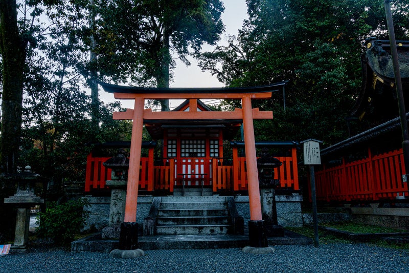 稲荷山の神々に供物を捧げる場として建立された供物所の写真