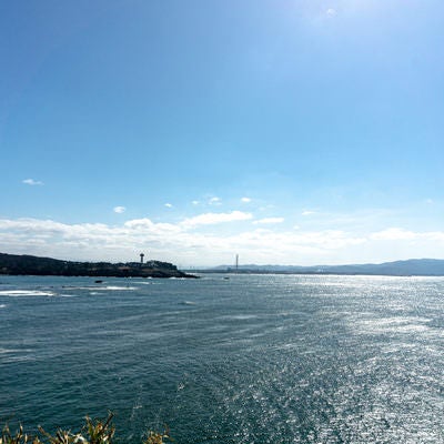 雄島の大湊神社の海に向かって建つ鳥居の付近から見る眼下に広がる海と東尋坊や遠く霞む山々の写真