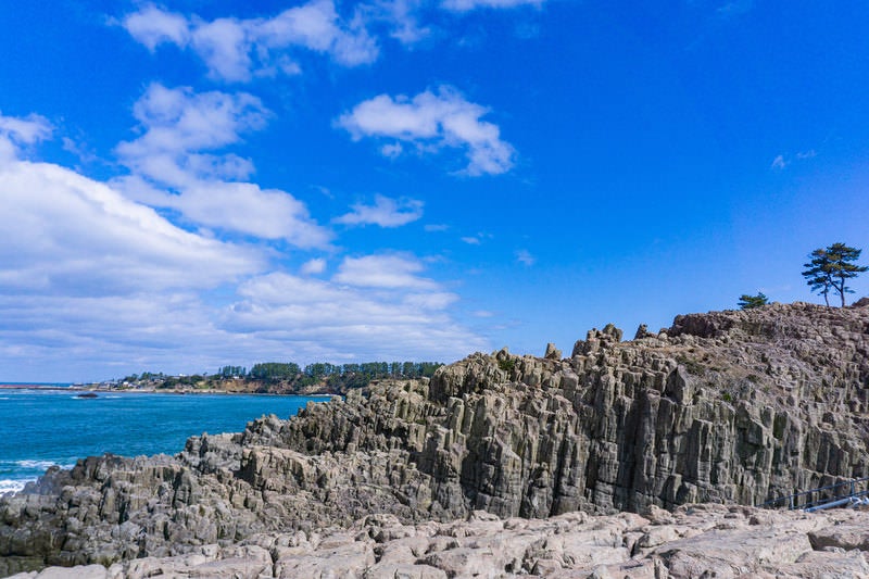 溶岩が冷え固まった硬い岩々が荒波に耐え長い年月をかけて作り上げられた迫力ある姿の写真