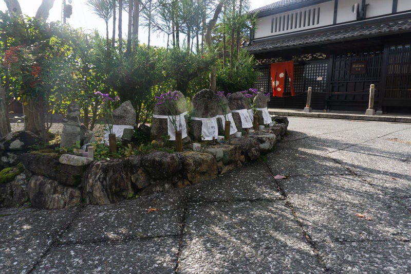 鳥居本の街道の角に並ぶ可愛らしい八体地蔵の写真