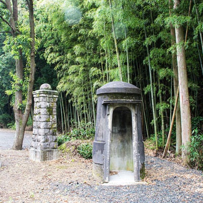 雨の中にたたずむ玉の火薬庫営門の名残の門柱と立哨台の写真