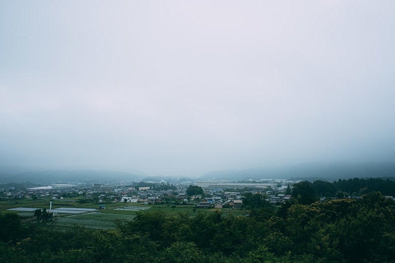 笹尾山展望デッキから、雨で霞む現在の関ケ原を眺めるの写真