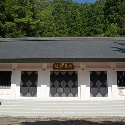 白い壁が日に映えて美しい現代的な造りの穴馬神社（あなまじんじゃ）拝殿の写真