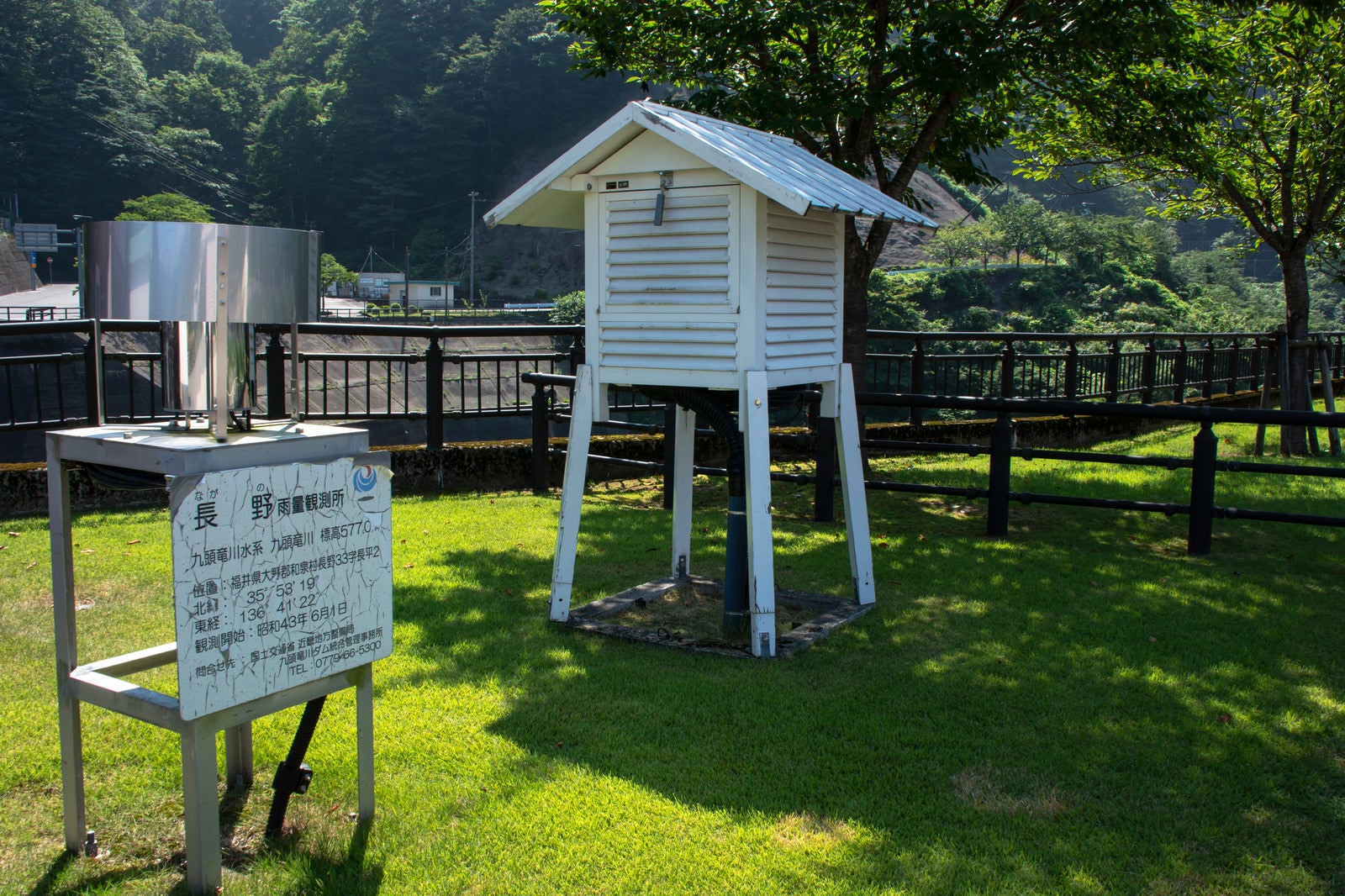 「九頭竜ダム近くに設置されている百葉箱（福井県大野市）」の写真