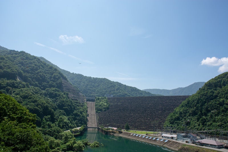 黒々とした姿が山間に見える九頭竜ダムの写真