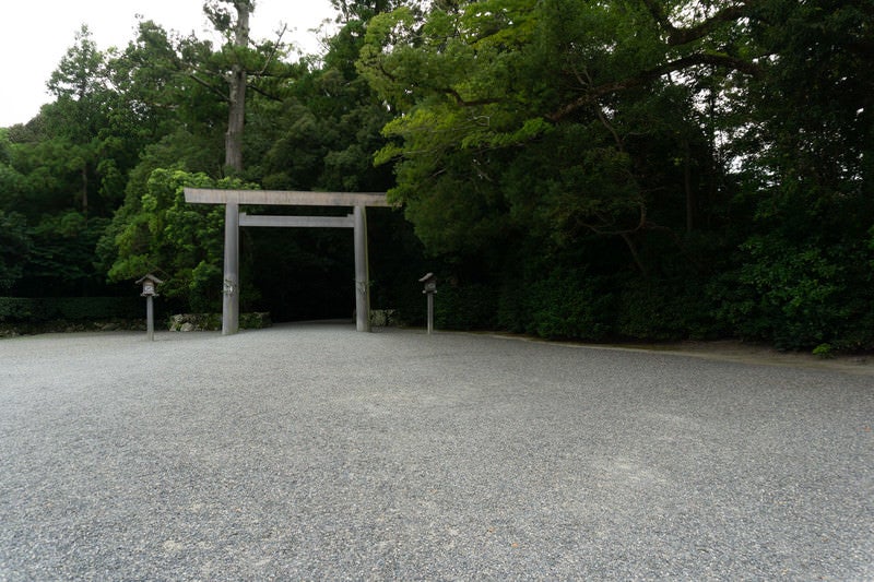 外宮一の鳥居前に続く玉砂利の広場（豊受大神社）の写真