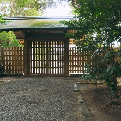 森の中に建つ閉ざされた美しい格子の門（豊受大神社）の写真