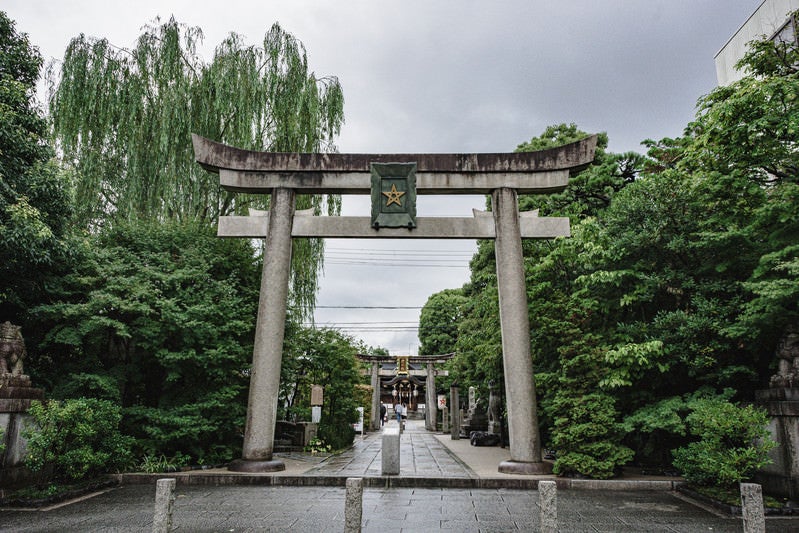 堀川通に面した清明神社の一の鳥居の写真