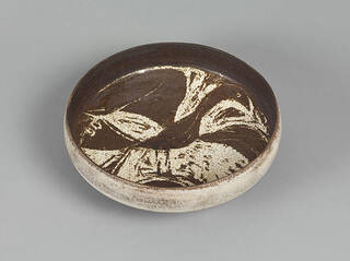 Stoneware bowl, the interior with decoration of a bird with outstretched wings.