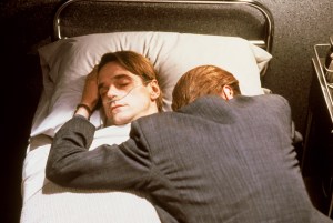 DEAD RINGERS, Jeremy Irons, 1988, TM & Copyright (c) 20th Century Fox Film Corp./courtesy Everett Collection