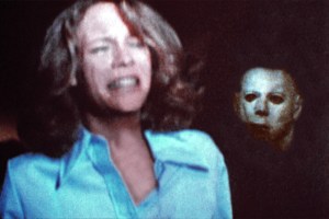 HALLOWEEN, Jamie Lee Curtis, Nick Castle in mask, 1978.  © Compass International Pictures/ Courtesy: Everett Collection