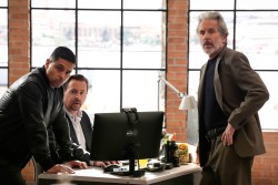 “Knight and Day” – Things become tense when Knight is assigned to protect his wife after the home of a high-level defense contractor is attacked, on the CBS Original series NCIS, Monday, Nov. 25 (9:00-10:00 PM, ET/PT) on the CBS Television Network, and streaming on Paramount+ (live and on-demand for Paramount+ with SHOWTIME subscribers, or on-demand for Paramount+ Essential subscribers the day after the episode airs)*.  Pictured (L-R): Wilmer Valderrama as NCIS Special Agent Nicholas “Nick” Torres, Sean Murray as Special Agent Timothy McGee, and Gary Cole as NCIS Special Agent Alden Parker.  Photo: Robert Voets/CBS ©2024 CBS Broadcasting, Inc. All Rights Reserved.