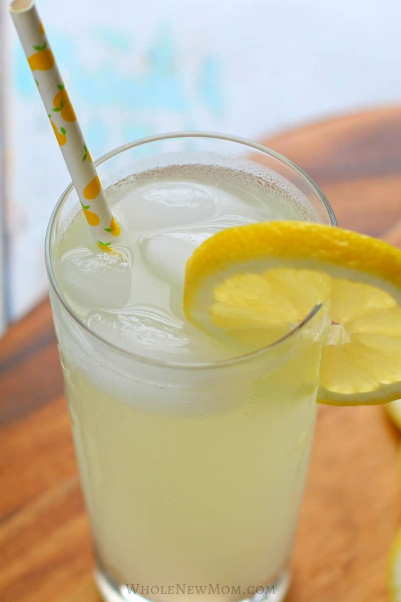 sugar-free lemonade in glass with lemon slice garnish