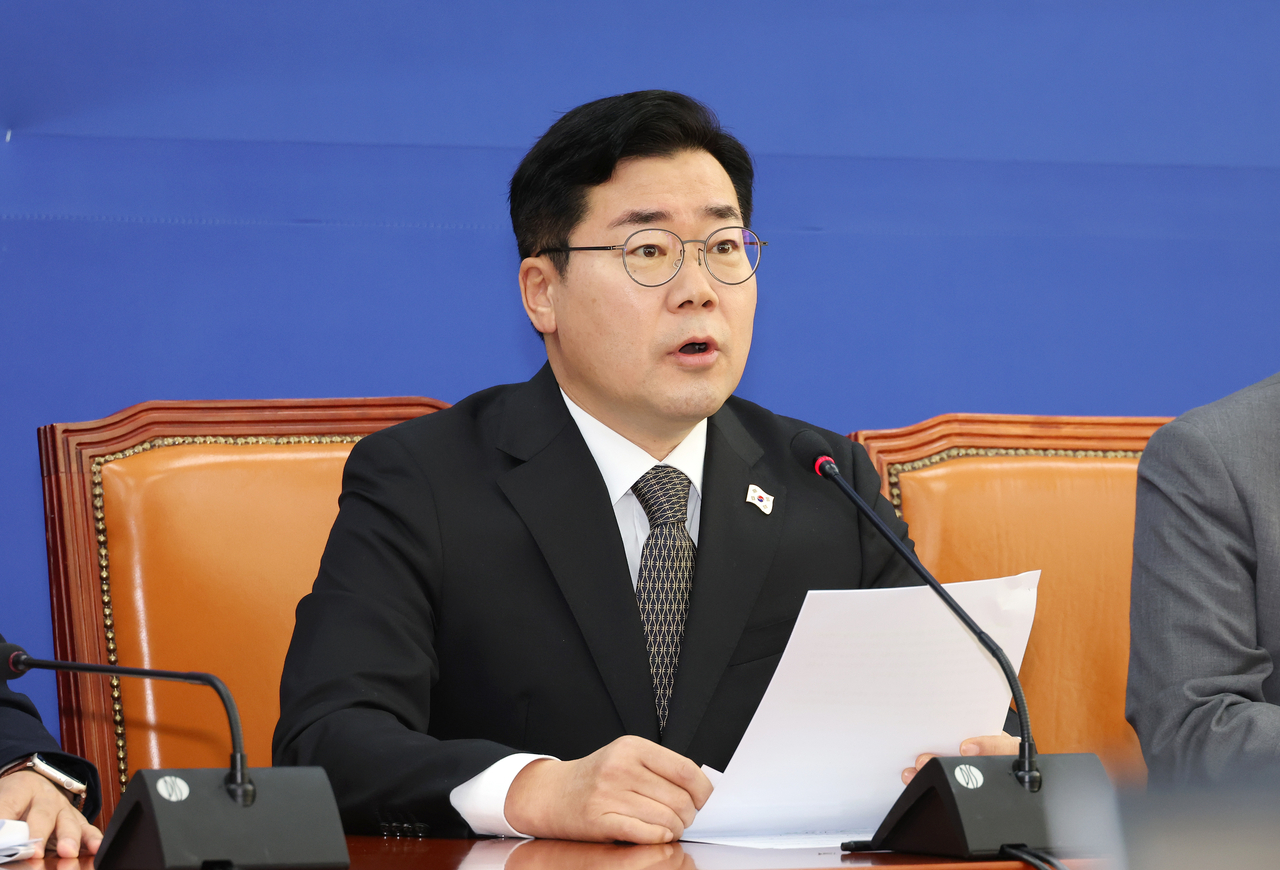 Park Chan-dae, floor leader of the Democratic Party of Korea, speaks to reporters in a press conference at the National Assembly in Yeouido, Seoul, Sunday. (Yonhap)