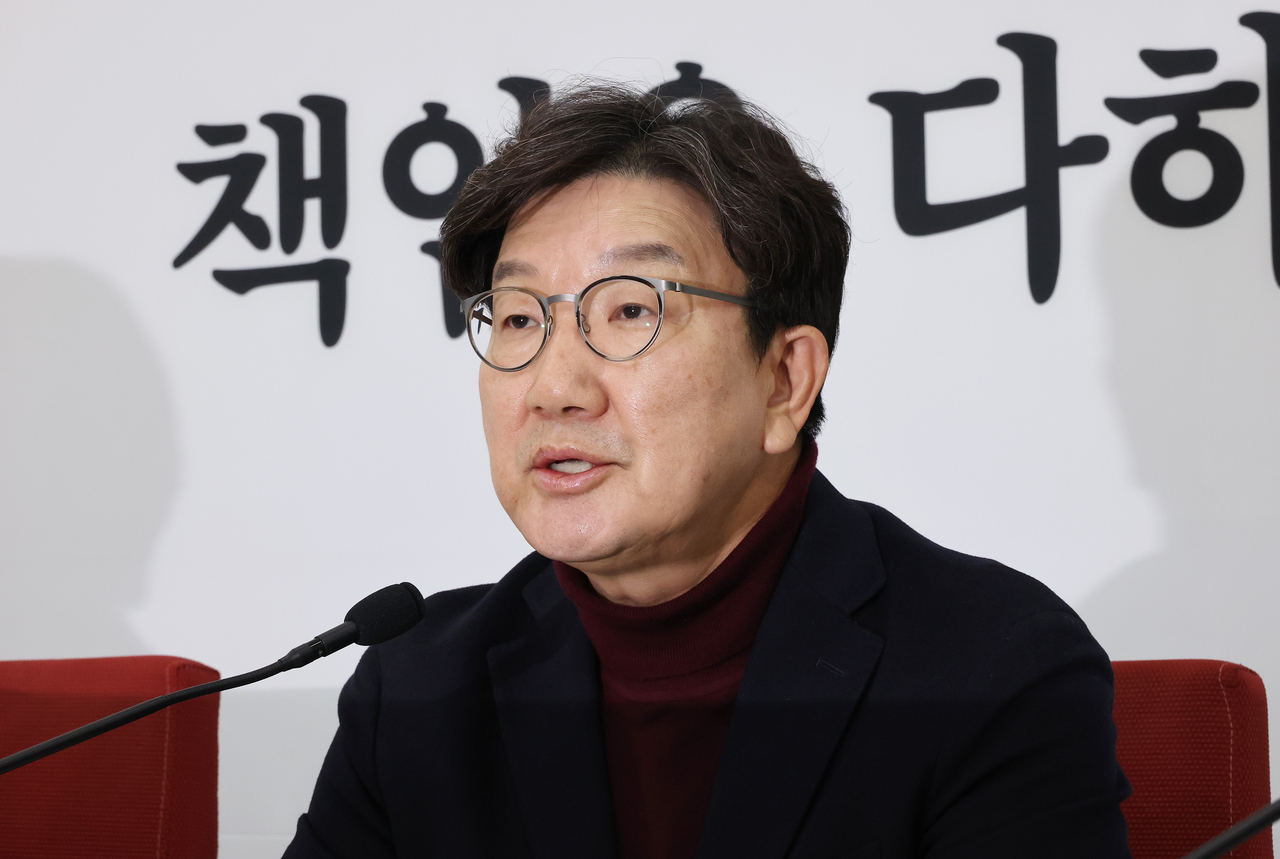 Kweon Seong-dong, floor leader and acting leader of the People Power Party, speaks in a presss conference at the National Assembly in Yeongdeungpo-gu, western Seoul, Sunday. (Yonhap)