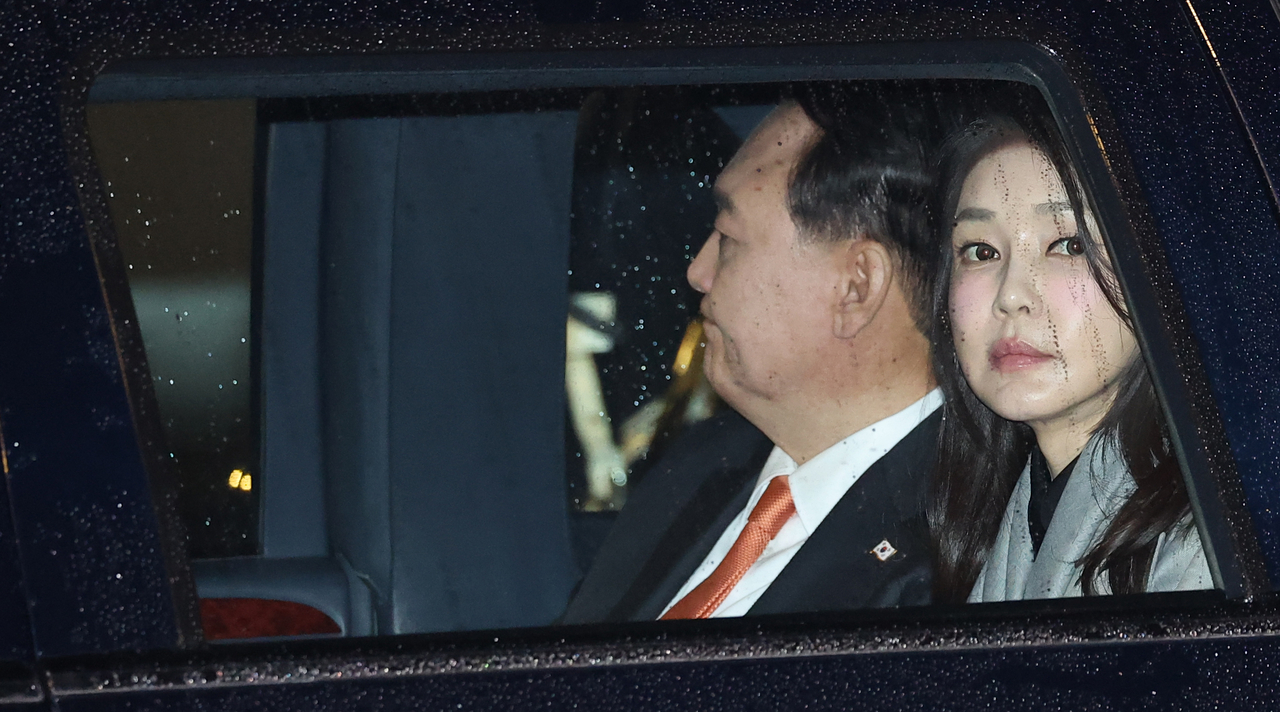 Impeached President Yoon Suk Yeol (left) and first lady Kim Keon Hee. (Yonhap)