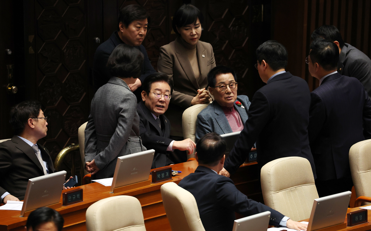 Main opposition leader and Democratic Party of Korea Rep. Lee Jae-myung (center) is surrounded by opposition heavyweights, including Reps. Choo Mi-ae and Park Jie-won, as the motions to appoint Constitutional Court justice nominees Ma Eun-hyuk, Jeong Gye-seon and Cho Han-chang are reported at a parliamentary plenary meeting at the National Assembly in western Seoul, Thursday. (Yonhap)