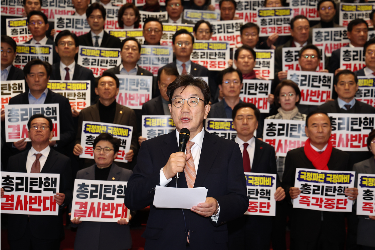 People Power Party acting Chair and Floor Leader Rep. Kweon Seong-dong and the party's lawmakers on Thursday protest the main opposition party's bid to pass a motion to impeach acting President Han Duck-soo, after the plenary session of the National Assembly on Thursday. (Yonhap)