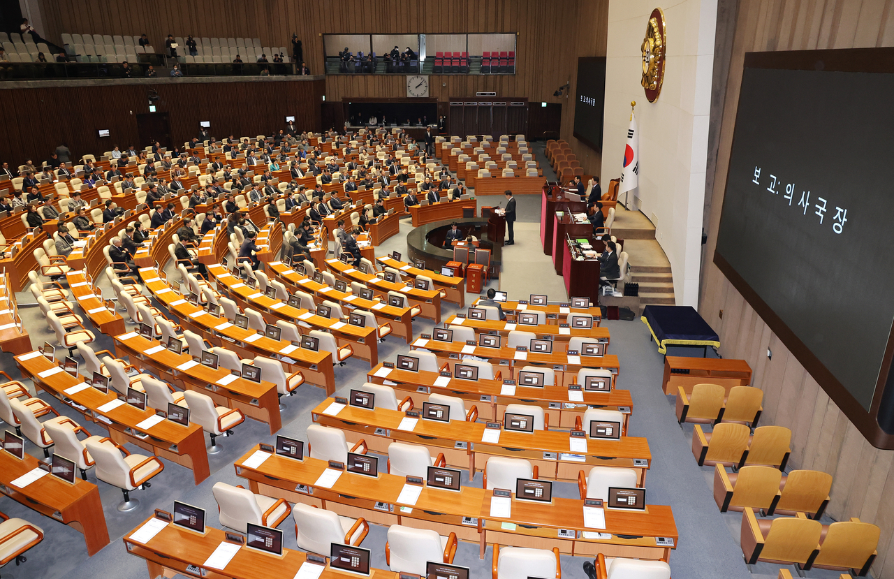 정명호 국회 의사국장이 26일 열린 국회 본회의에서 더불어민주당이 발의한 한덕수 대통령 권한대행 국무총리에 대한 탄핵소추안과 관련해 보고하고 있다. [연합]