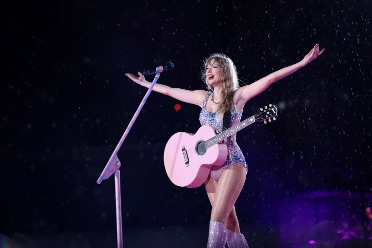 RIO DE JANEIRO, BRAZIL - NOVEMBER 19: (EDITORIAL USE ONLY, NO COVERS.) Taylor Swift performs during night two of "Taylor Swift | The Eras Tour" at Est??dio Ol??mpico Nilton Santos on November 19, 2023 in Rio de Janeiro, Brazil. (Photo by TAS2023 via Getty Images)