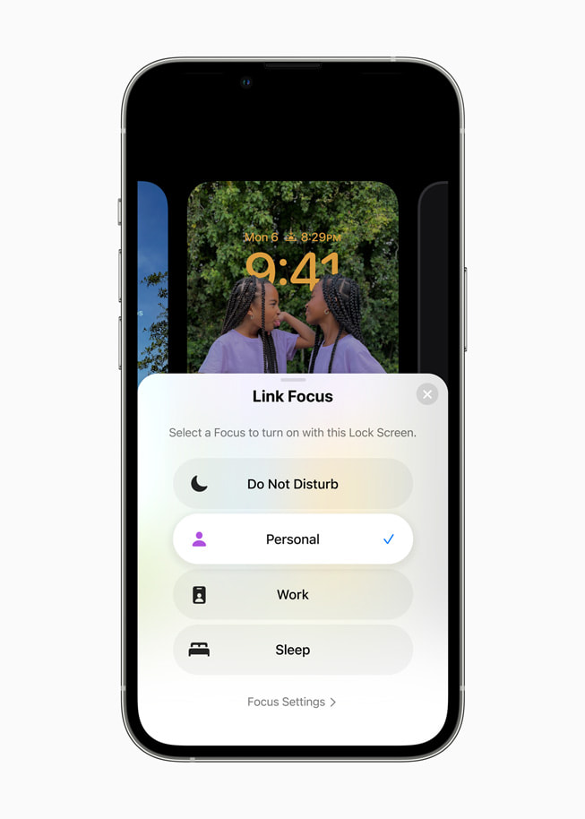 A personalized Lock Screen in iOS 16 shows a Link Focus menu.