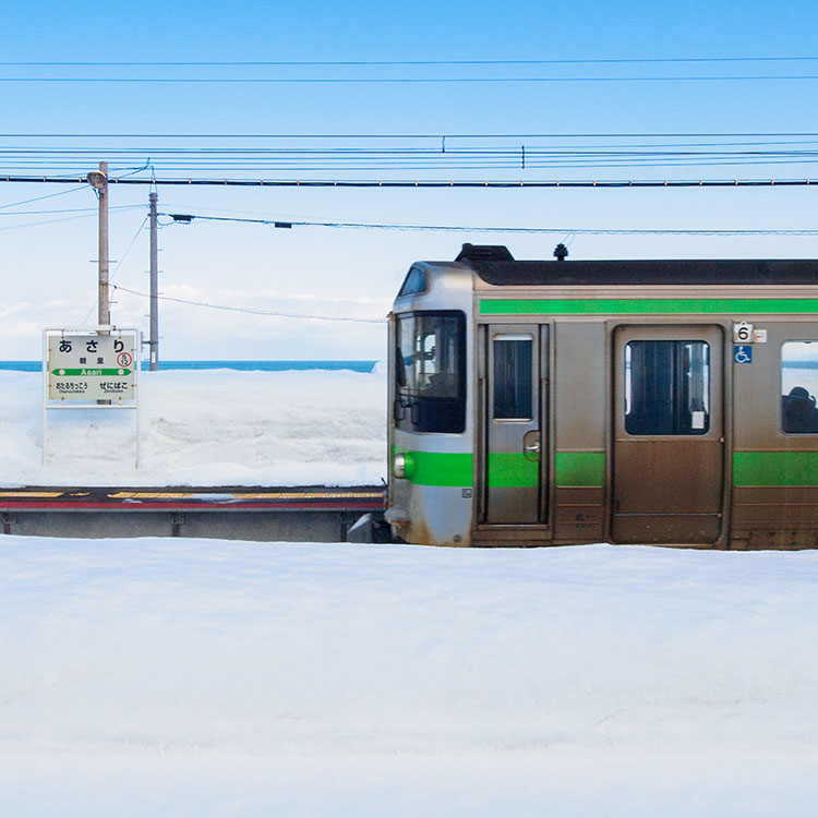 崖の下に広がる、雪と海の静かな世界　北海道・朝里駅