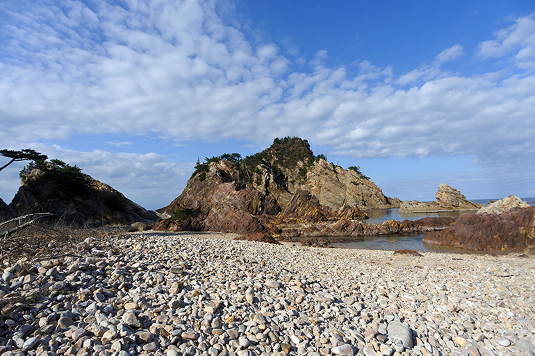 花崗岩の礫（れき）が敷き詰まった、菜種島へ続く道。かなり歩きづらい……