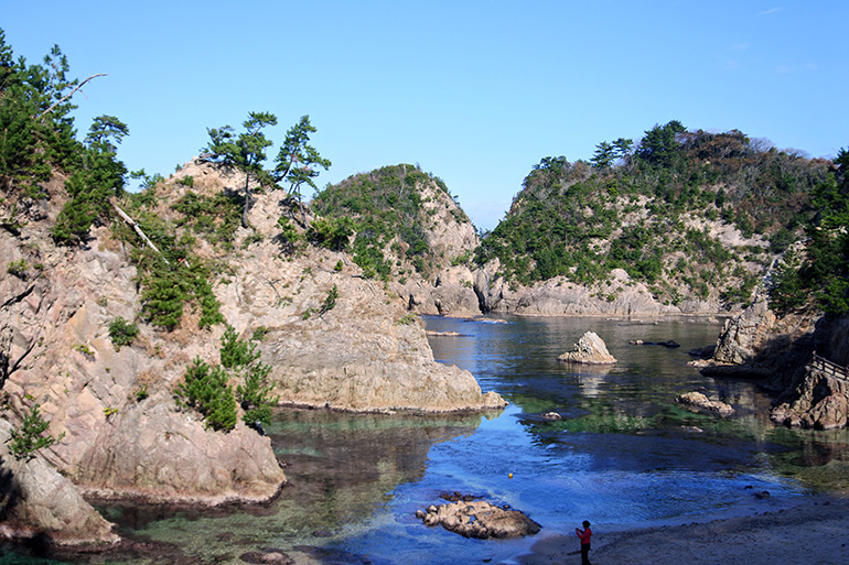 離れ岩が折り重なる鴨ヶ磯。気の遠くなる年月をかけて、海食によって生まれた絶景