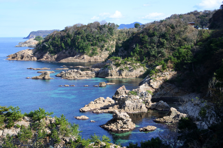 神が作りし箱庭か　鳥取・浦富海岸の絶景　ジオパークを歩く