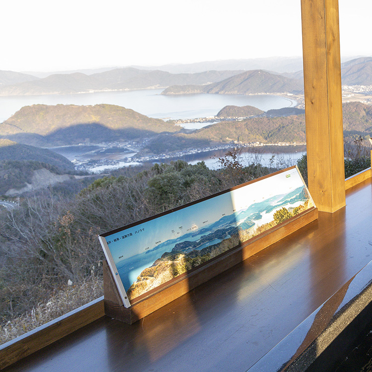 足湯に三方五湖（みかたごこ）の絶景©（株)レインボーライン