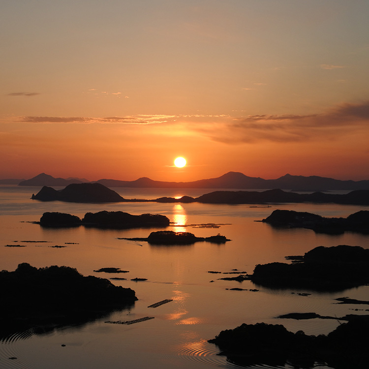 石岳（いしだけ）展望台から望む、九十九島。サンセットの瞬間をカメラに収めようと、多くの人が集まっていました＝長崎県佐世保市