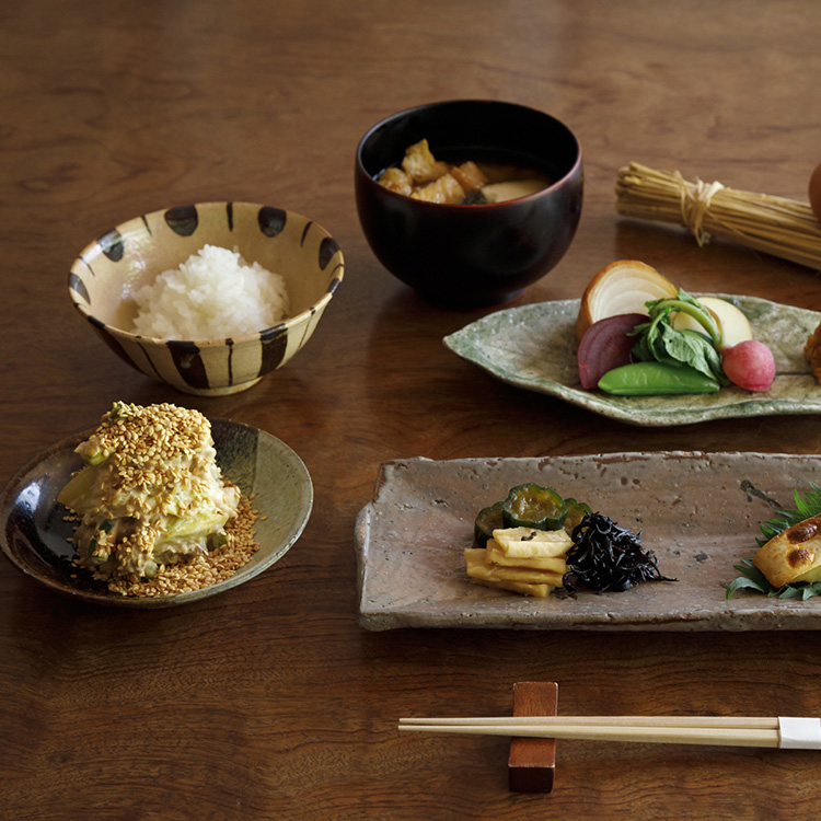 「丹の朝食」（2750円、税込み）。季節の野菜をふんだんに使ったおかずを中心に、へしこ焼き、みそ汁、自家製漬物などが付く