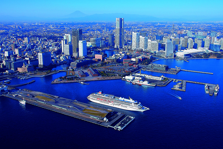 先代「飛鳥Ⅱ」と横浜港。飛鳥Ⅱは引退することなく、飛鳥Ⅲと2隻体制での運航となる＝提供：郵船クルーズ株式会社