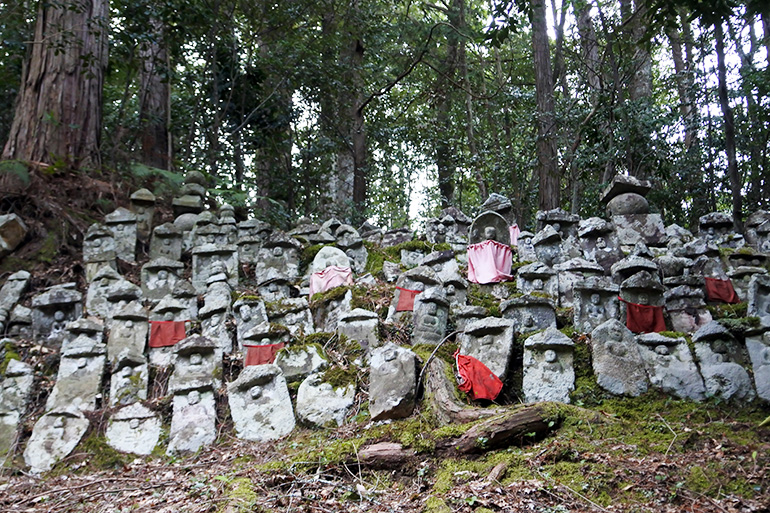 こちらは中山寺の東、北陸三十三カ所観音霊場の2番札所の馬居寺（まごじ）。飛鳥時代に創建、聖徳太子が開祖とされます