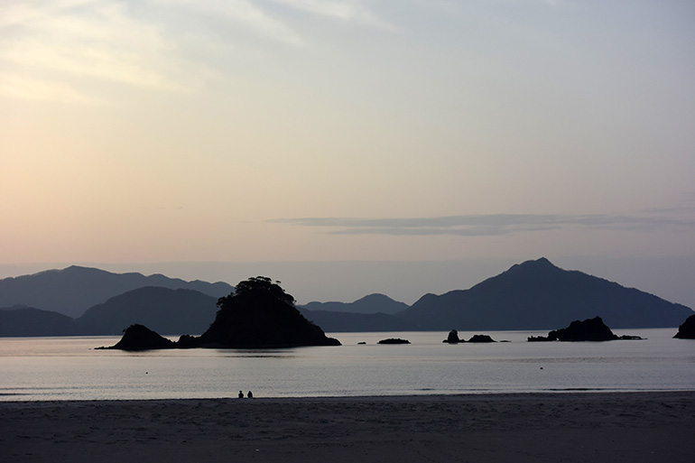 葉積島と周辺の小さな島々、そして音海半島の小高い山が折り重なり、風景に変化を与えています