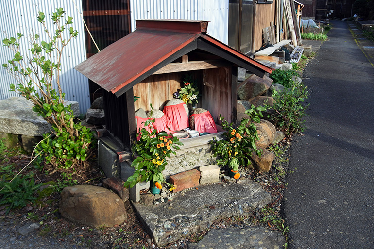 丸い石に前掛け。これはお地蔵さんなのでしょうか？