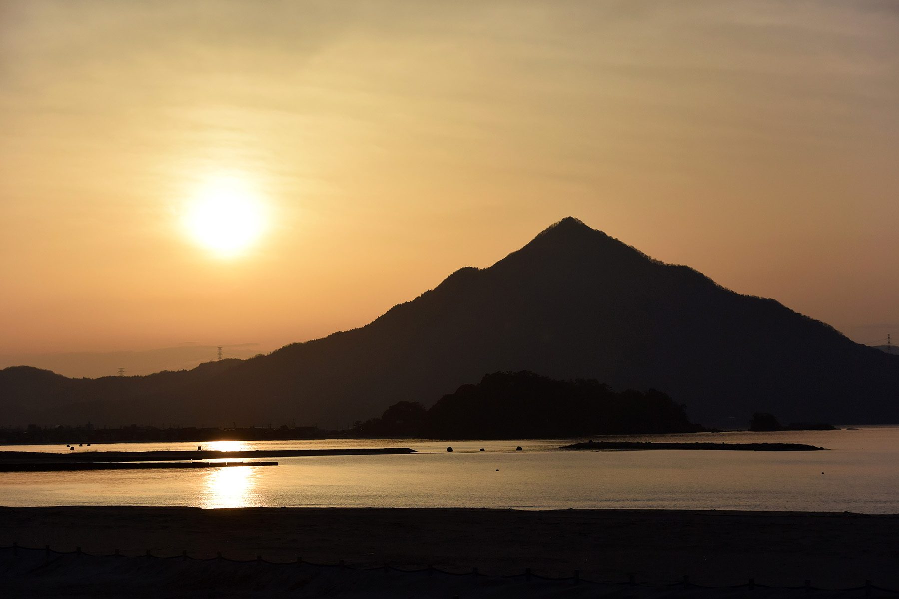 若狭和田ビーチから望む、夕暮れ時の青葉山（若狭富士）＝福井県高浜町