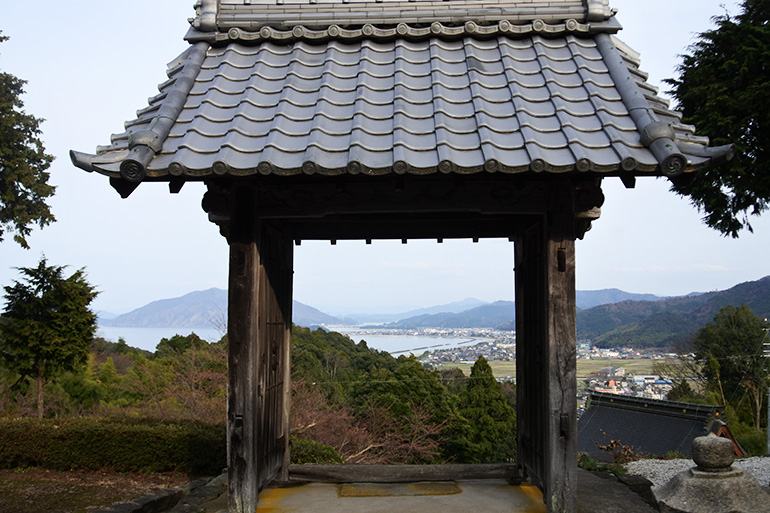 中山寺の山門から見下ろす若狭和田ビーチ