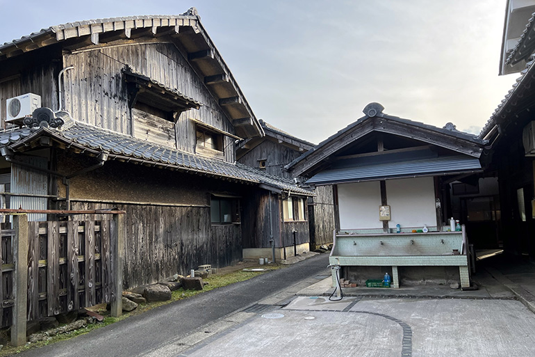 レトロなタイル張りの流しに心ひかれる、焼き板の壁の民家