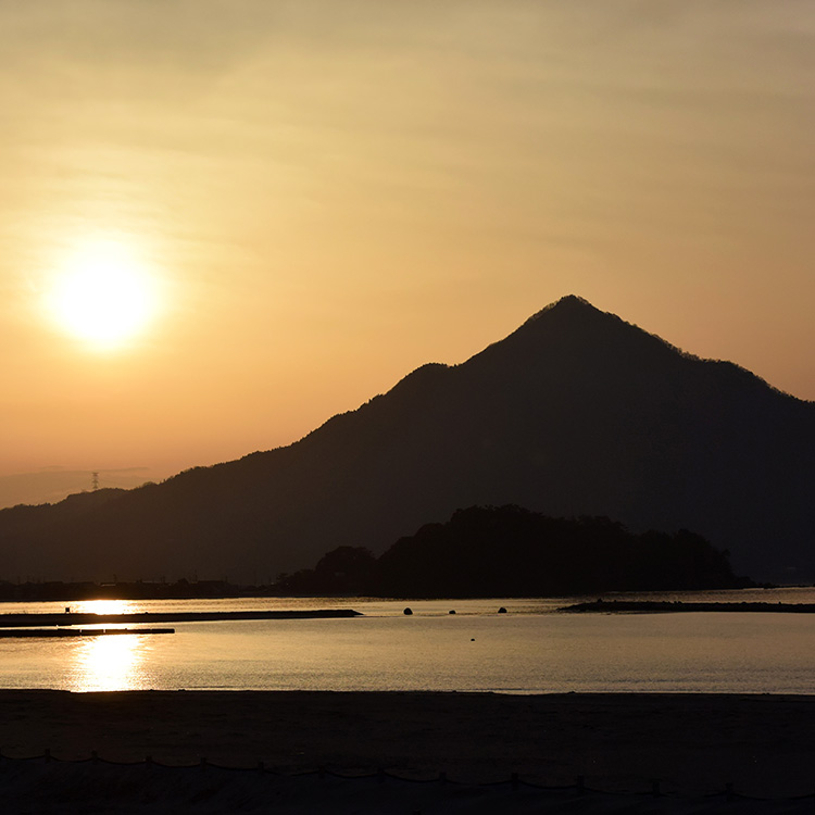 若狭和田ビーチから望む、夕暮れ時の青葉山（若狭富士）＝福井県高浜町