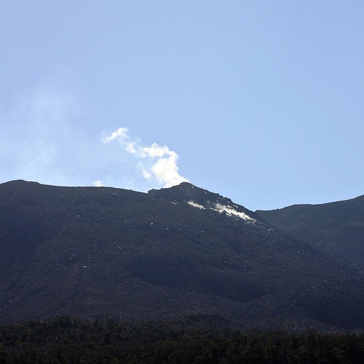 島の息づかいのように、噴煙が立ち上る新岳（しんだけ）＝鹿児島県屋久島町の口永良部島