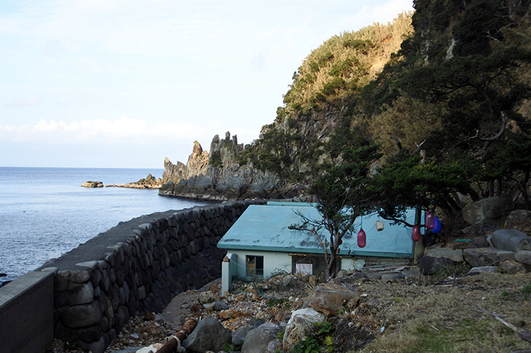 半分、土砂に埋まったような寝待温泉の施設