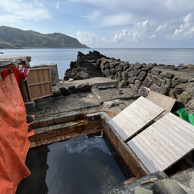 火山島の恵みといえば、温泉！　こちらは海に突き出した西之湯温泉＝鹿児島県屋久島町の口永良部島