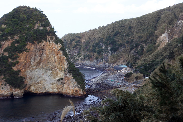 左の巨岩が立神。寝待温泉の湯上がりはこの浜辺で