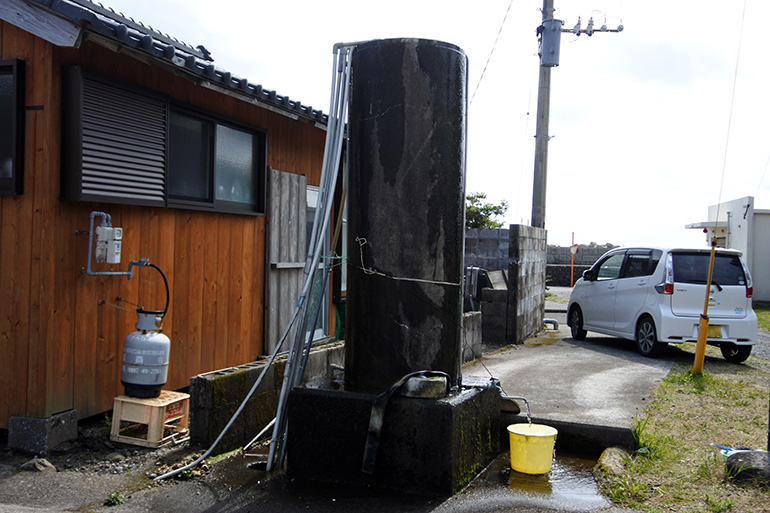 本村の集落のあちこちでみかける地下水の分配タンク