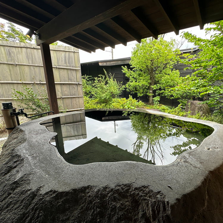 源泉100％のこだわりがうれしい部屋専用の大岩風呂＝山形県南陽市の赤湯温泉「山形座　瀧波」