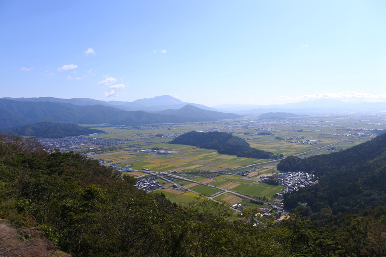 賤ヶ岳砦からは小谷城も見える