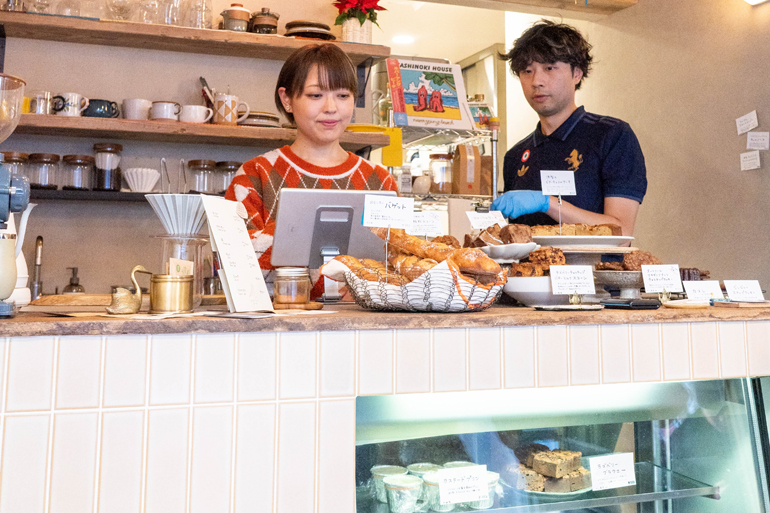 公園近くのカフェ、国産小麦のバゲットと焼菓子を／NAMINAMI